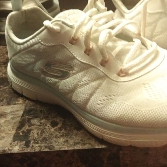 Women's size 9.5 Sketchers Flex light exterior and memory foam sole. - Picture 2 of 4